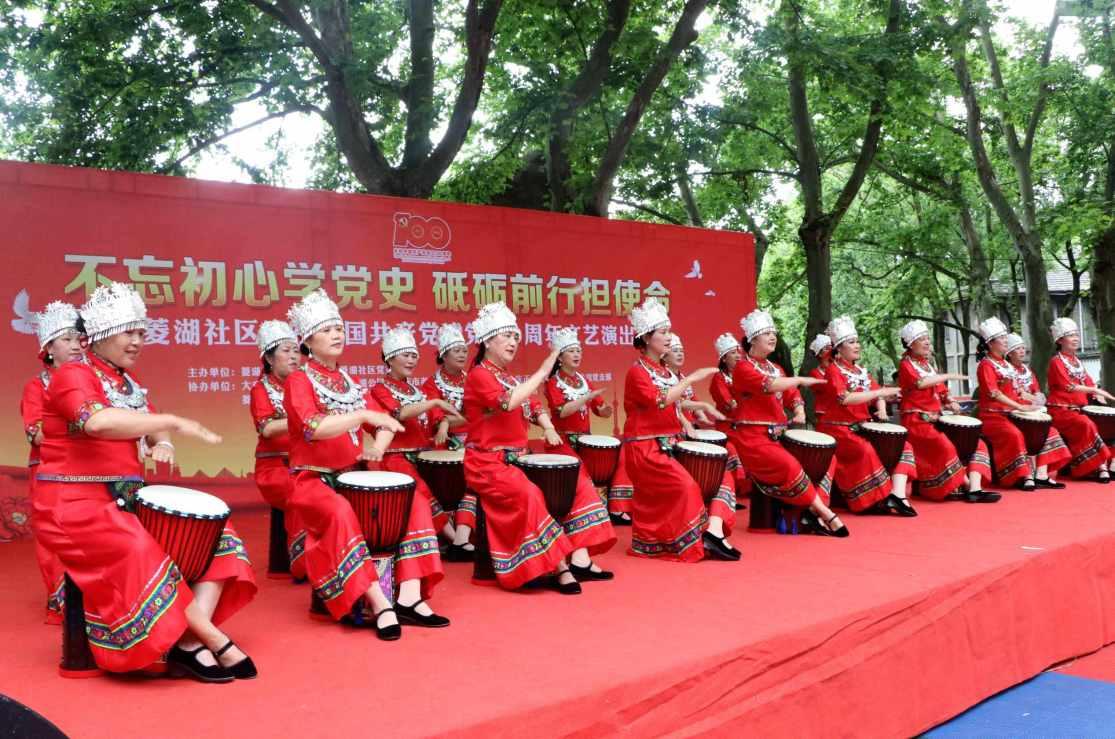炮兵司令员宋承志正在办公，哨兵报告有人求见，将军想：他是谁？